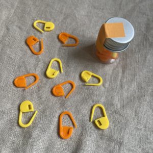 Maschenmarkierer orange gelb im Glas